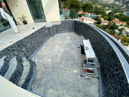 Nos options de revêtement sur-mesure pour une piscine unique dans les Alpes-Maritimes
