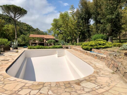 Nos options de revêtement sur-mesure pour une piscine unique dans les Alpes-Maritimes