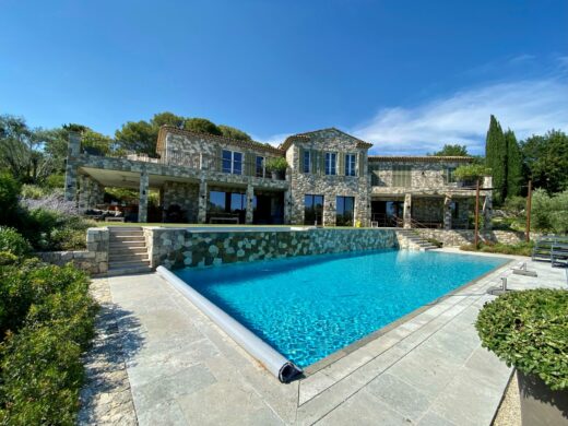 Nos options de revêtement sur-mesure pour une piscine unique dans les Alpes-Maritimes